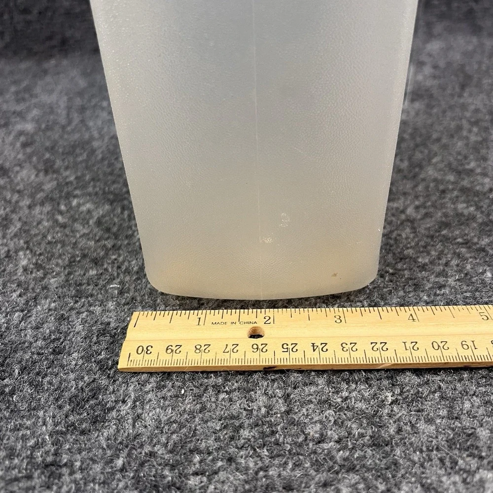 Rubbermaid Vintage Servin' Saver 2 Qt Drink Container Jug Flip Top Lid Almond